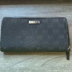 EUC Gucci zippy wallet